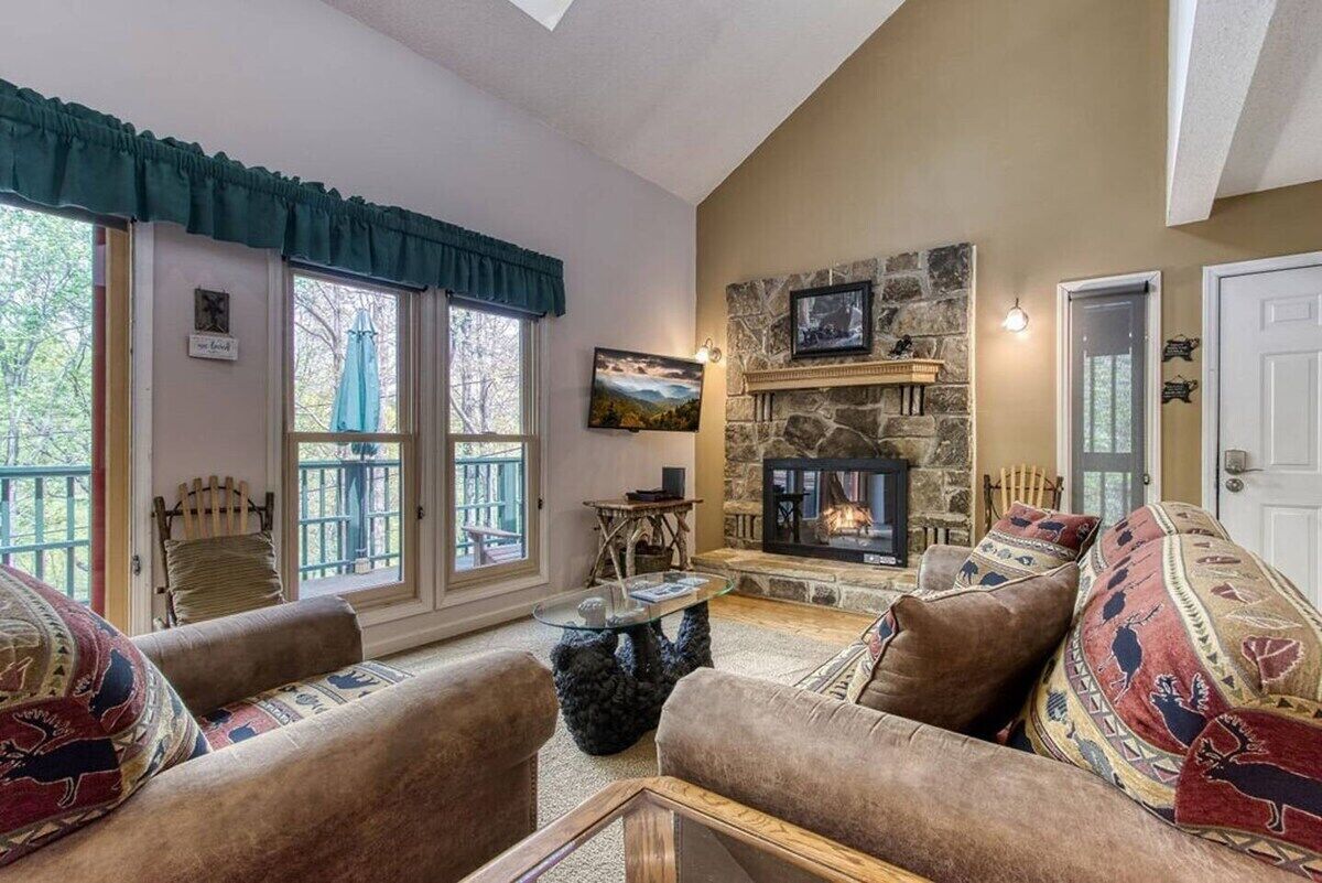 This chalet is a 1 bedroom(s), 1.5 bathrooms, located in Gatlinburg, TN.