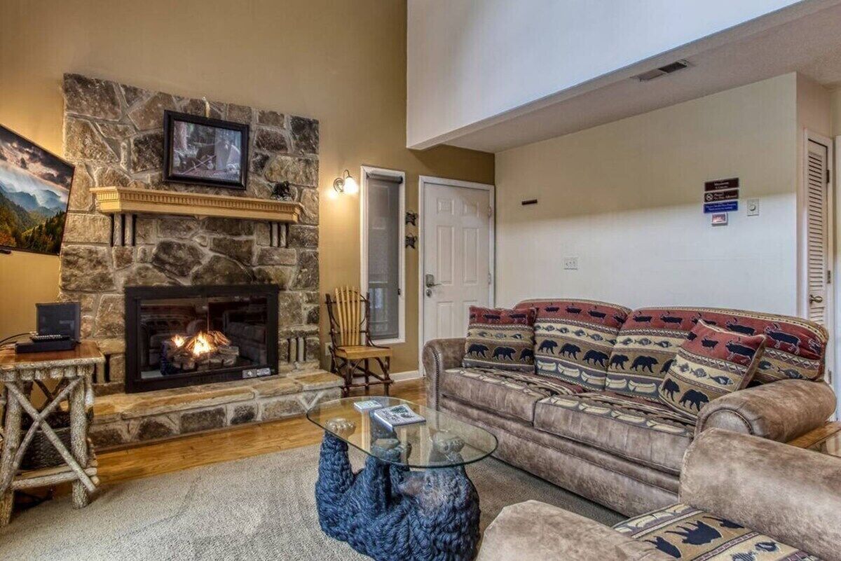 This chalet is a 1 bedroom(s), 1.5 bathrooms, located in Gatlinburg, TN.