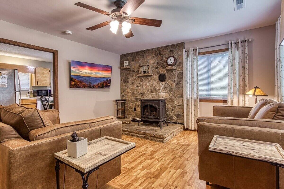 This cabin is a 2 bedroom(s), 1 bathrooms, located in Gatlinburg, TN.