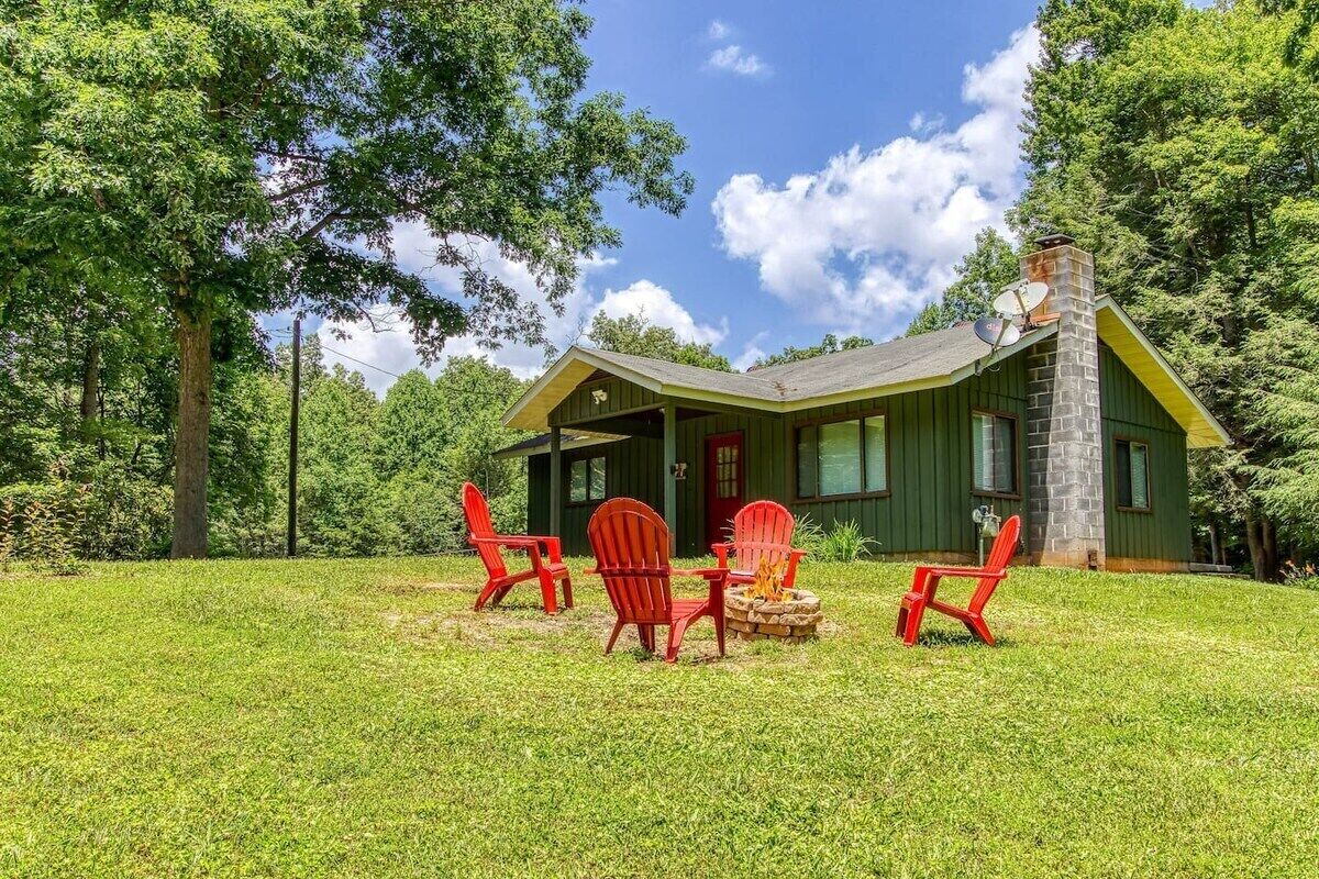 This cabin is a 2 bedroom(s), 1 bathrooms, located in Gatlinburg, TN.