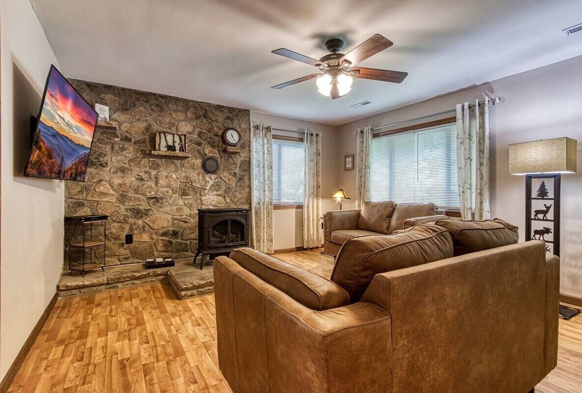 This cabin is a 2 bedroom(s), 1 bathrooms, located in Gatlinburg, TN.