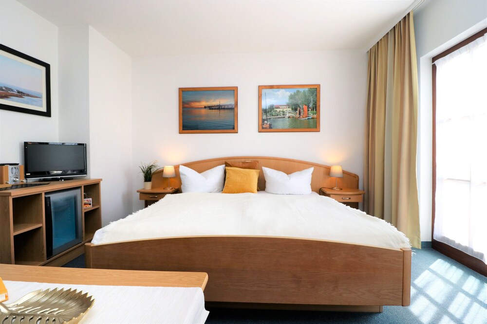 Doppelzimmer mit Balkon und Boddenblick Direkt am Hafen von Wustrow