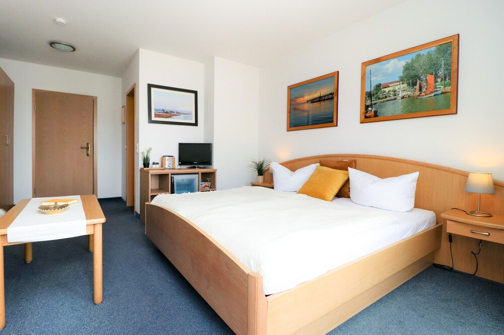 Doppelzimmer mit Balkon Direkt am Hafen von Wustrow