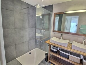 Hair dryer, towels - Spacious Apartment with Terrace & Garage, 10 Min Walk to Park in Colmar (Colmar)