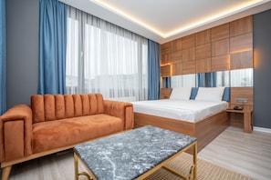 Ropa de cama de alta calidad, minibar y escritorio