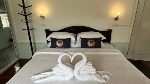 Deluxe Double Room | WiFi (free), individually furnished, bed sheets - RoomQuest Bangkok Rim Praya KhaoSanRoad (Bangkok)
