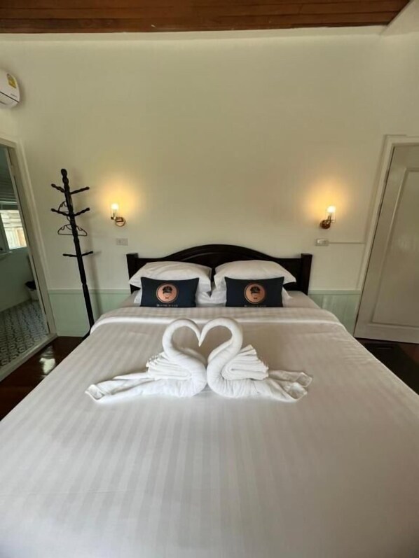 デラックス ダブルルーム | 客室ごとに異なるインテリア、WiFi (無料)、ベッドシーツ