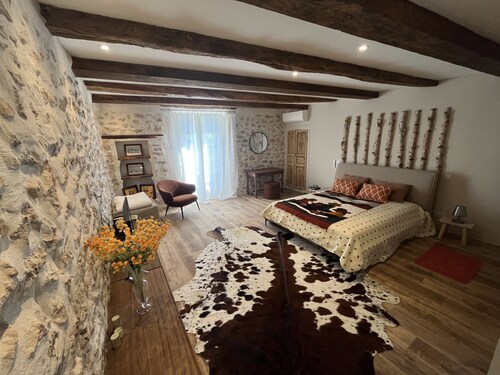 Maison de Village Romantique et Typique au Centre du Village