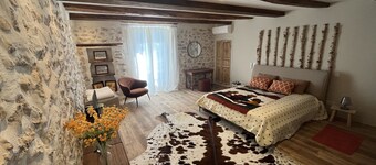 Maison de Village Romantique et Typique au Centre du Village