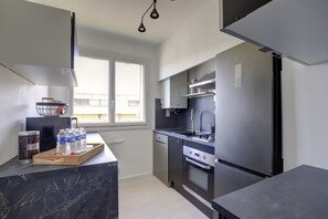 Een koelkast, een microgolfoven, een oven, een kookplaat