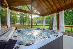Outdoor spa tub