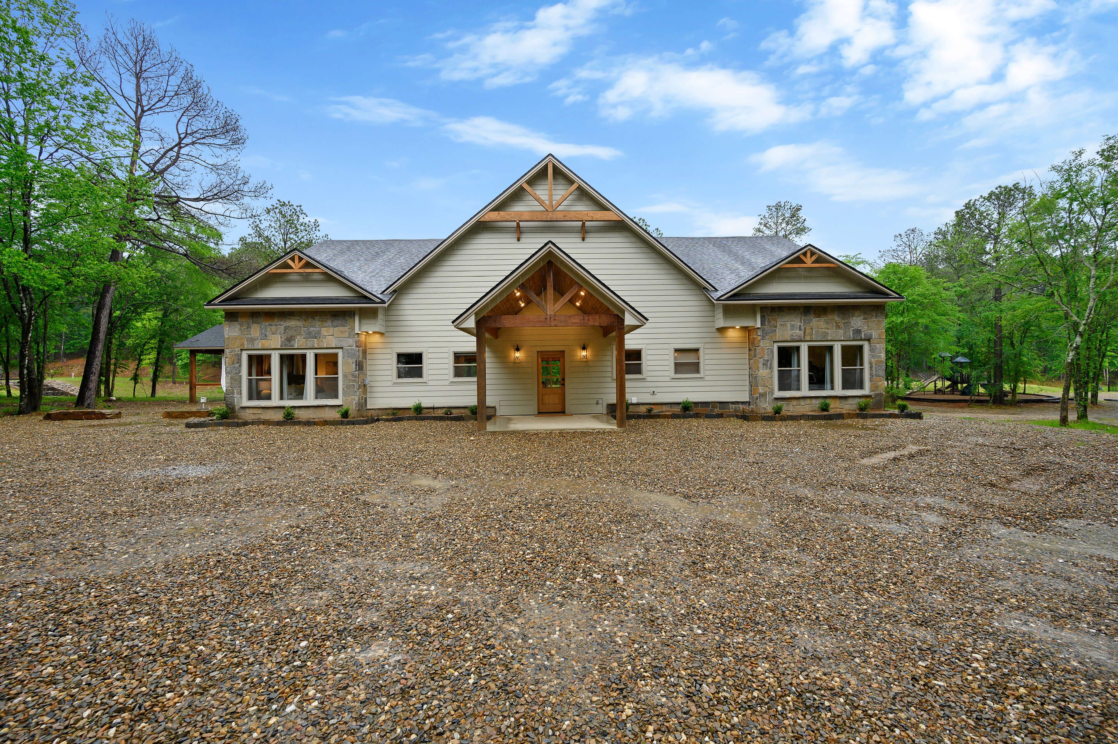 Riverbend Retreat - Gorgeous One Story with Loft, Waterfront Pond Access, Sleeps 16