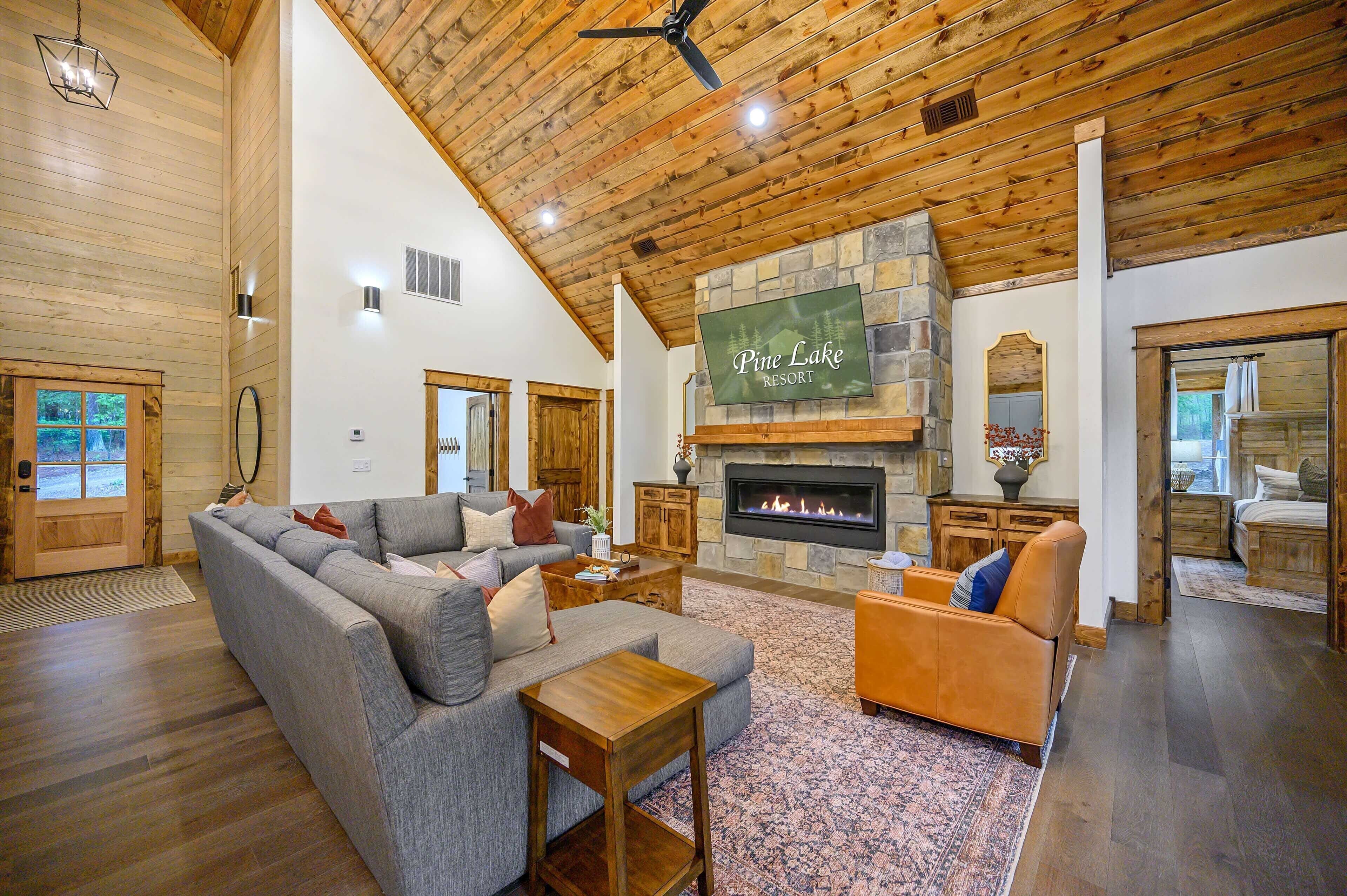 Riverbend Retreat - Gorgeous One Story with Loft, Waterfront Pond Access, Sleeps 16