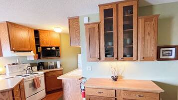 冰箱、微波炉、烤箱、炉灶