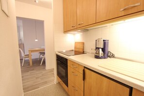 Fridge, oven, stovetop, coffee/tea maker