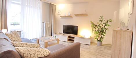 Una televisión, un reproductor estéreo