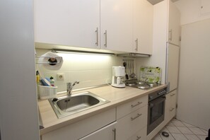 Kjøleskap, mikrobølgeovn, ovn og kokeplater