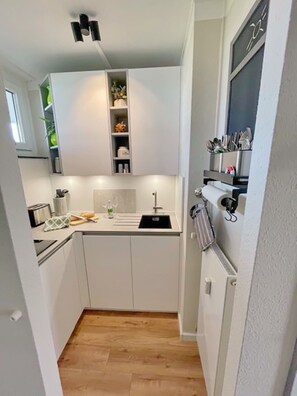 Kühlschrank, Mikrowelle, Herdplatte, Geschirrspüler