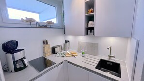 A modern kitchen with a built-in coffee maker, a toaster, and a sink. - House Baltic App. 40 incl. WLAN (Grömitz)