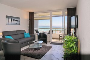 Een televisie en een stereo