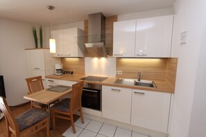 Kylskåp, mikrovågsugn, ugn och spishäll