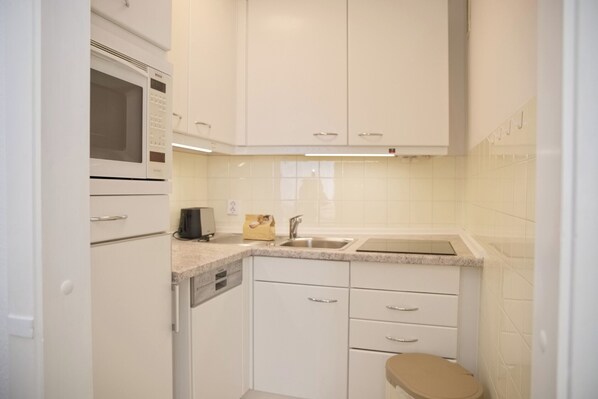 ثلاجة، ميكروويف، فرن، موقد طهي مسطح