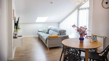 Penthouse Design | Coin séjour | TV connectée de 58 pouces avec chaßnes par cùble, télévision