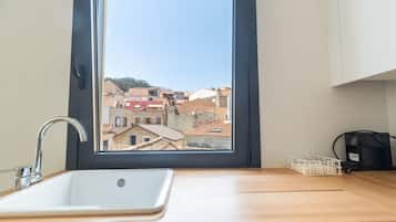 Penthouse de diseñador | Cocina privada | Microondas, parrilla de estufa, cafetera y tetera y tostadora