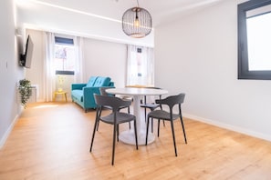 Design Loft | Living area | 58-inch Smart TV with cable channels, TV - A Casa Das Letras (Cangas)