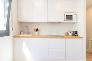 Design-Loft | Eigene Küche | Mikrowelle, Herdplatte, Wasserkocher mit Kaffee-/Teezubehör, Toaster