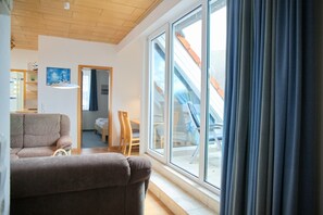 Een televisie en een stereo