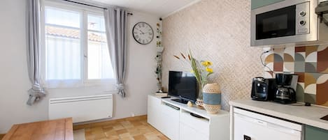 Réfrigérateur, micro-ondes, plaque de cuisson, cafetiÚre/bouilloire