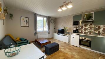 Réfrigérateur, micro-ondes, plaque de cuisson, cafetiÚre/bouilloire