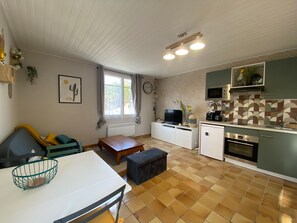 Réfrigérateur, micro-ondes, plaque de cuisson, cafetiÚre/bouilloire