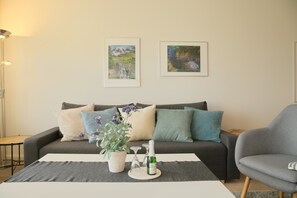 TV, DVD-spiller, bøker og stereoanlegg
