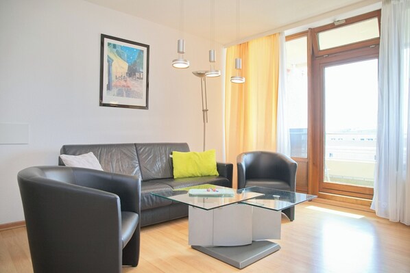 Fernseher, Kamin, Stereoanlage