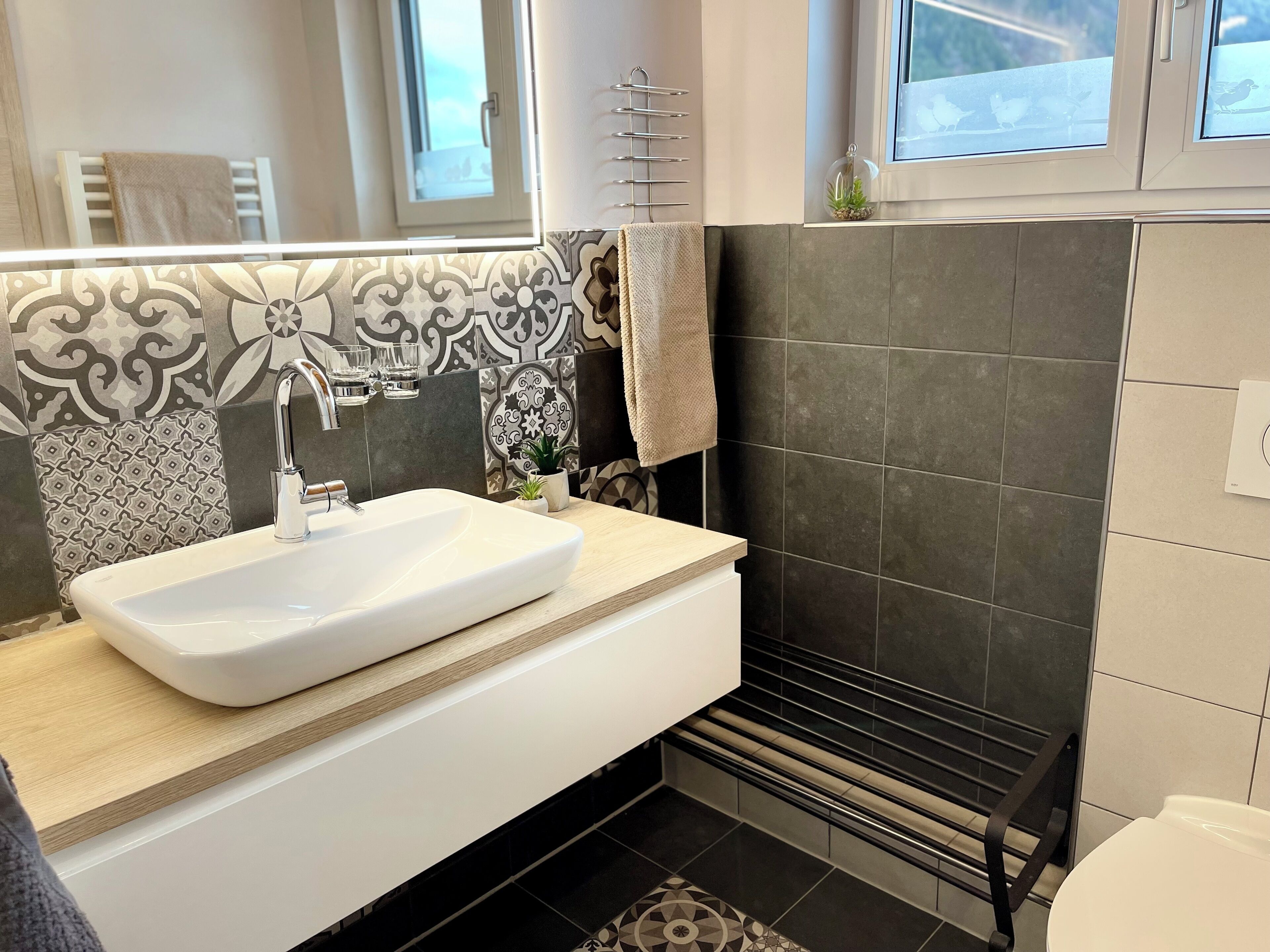 Dusj, hårføner og håndklær