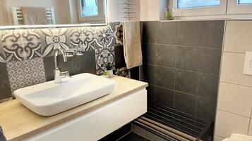 Dusj, hårføner og håndklær