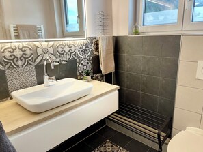 Dusj, hårføner og håndklær