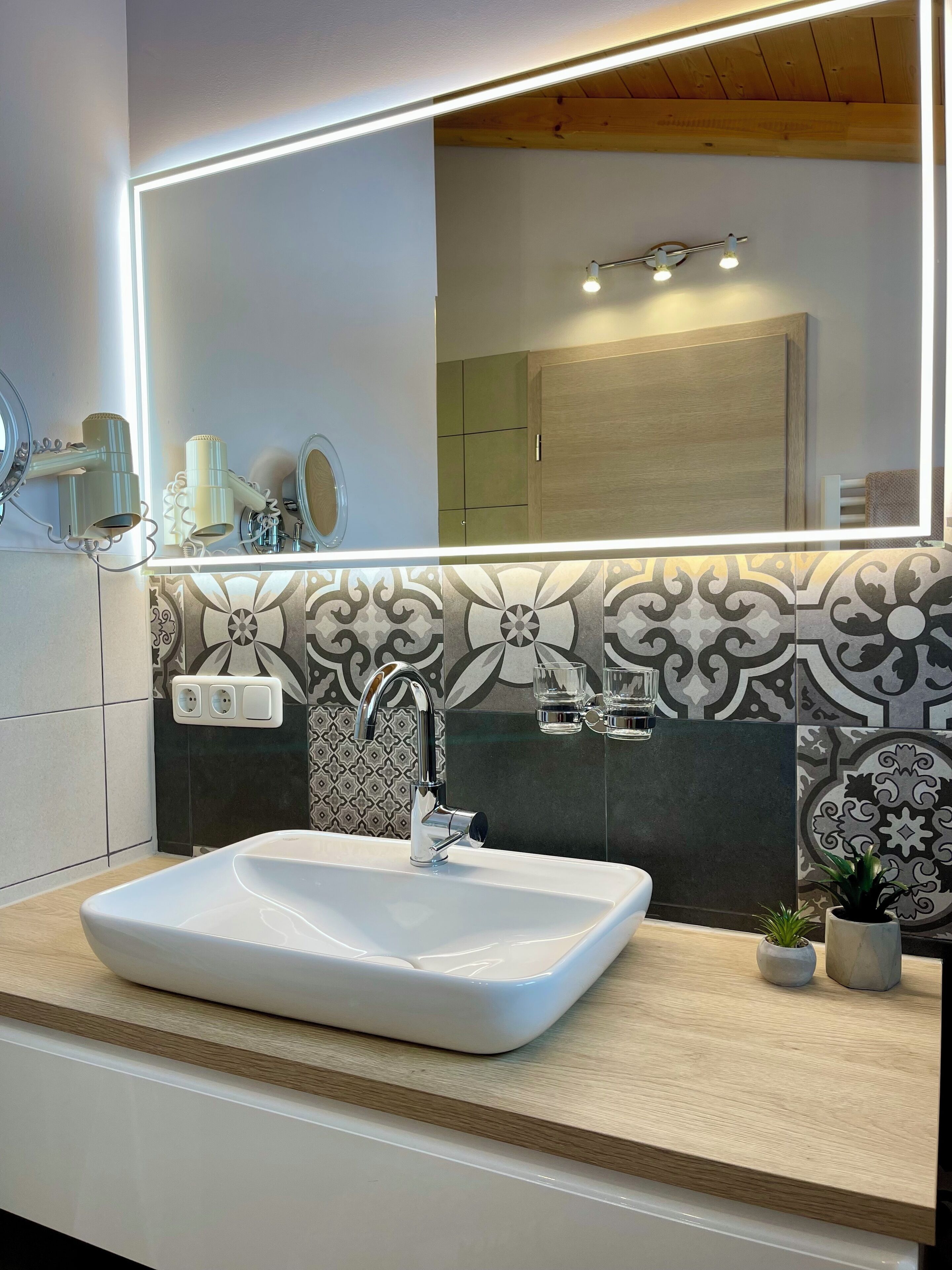 Chuveiro, secador de cabelo, toalhas de banho 