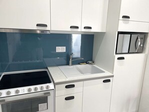 Frigorifero, microonde, forno, piano cottura