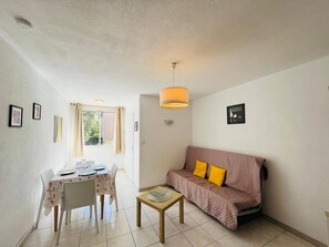 TV - Cozy 4-Person Studio in Calvi, Steps from Beach, Parking Included (Calvi)