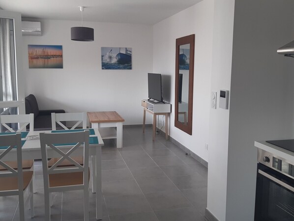 Dining - Beautiful air-conditioned T2 for 4 with parking, near beach in Port Leucate (Port Leucate)