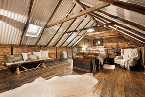 2 عدّة غرف نوم وواي فاي مجانًا وملاءات أسرّة