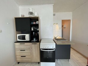 Cafeteira/chaleira, geladeira, micro-ondas, fogão