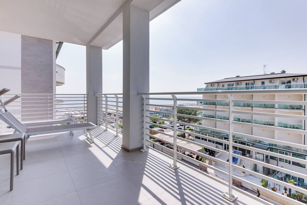 Un balcón moderno con vistas a un edificio de varios pisos.
