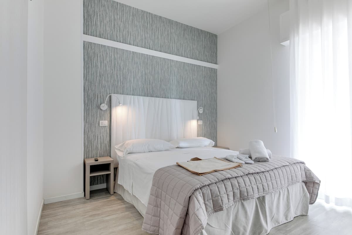 Comfort Double Room | 1 bedroom, minibar, in-room safe, desk