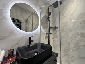 Sèche-cheveux, serviettes fournies, savon, shampoing