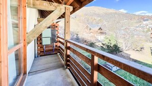 Un balcón de madera con vistas a un pueblo.