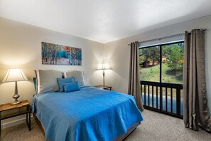 3 bedrooms, free WiFi, bed sheets - Condo on shuttle path to lifts, familes, fireplace (Angel Fire)